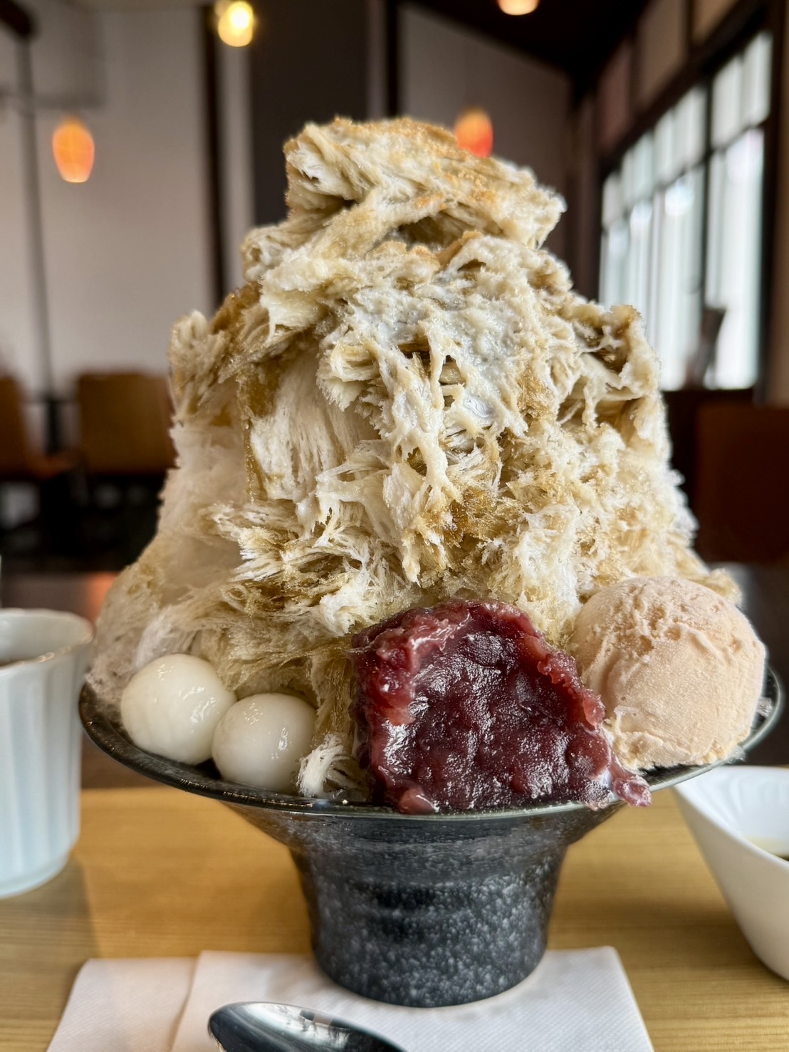 京都の有名甘味処で食べた黒蜜きな粉のかき氷。白玉や粒あん、アイスクリームが添えられた贅沢な夏の一品